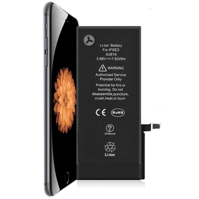 Black iPhone beside the iGadget replacement battery, its label marked with the SE 2022 3.88V, 7.82Whr, and 2018mAh figures