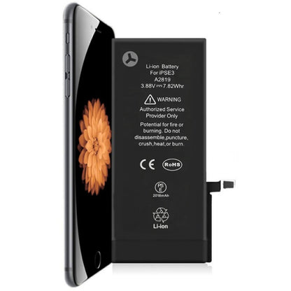 Black iPhone beside the iGadget replacement battery, its label marked with the SE 2022 3.88V, 7.82Whr, and 2018mAh figures